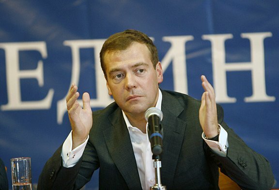 Медведева рвут на этикетки
