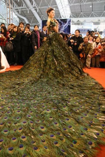 Свадебное платье из перьев павлина
