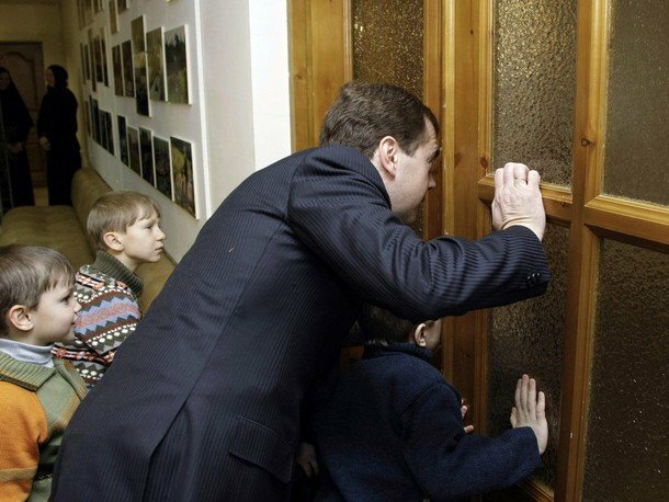 Медведев утвердил закон о комендантском часе для детей