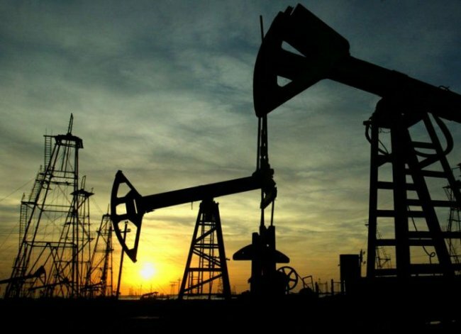 Нефть может ослабить доллар до 26 рублей