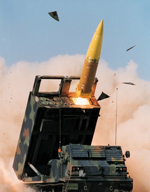 MLRS (Multiple Launch Rocket System) — реактивная система залпового огня.
