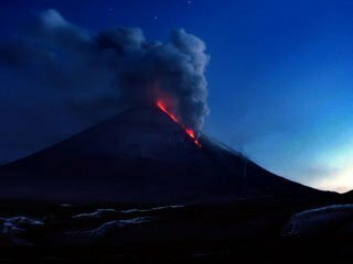 Высочайший вулкан Евразии также начал 