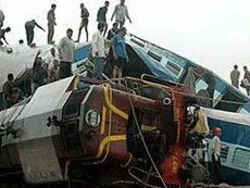 Два поезда столкнулись в Индии, десятки погибших