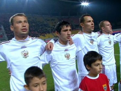 Сборная России по футболу с победой возвращается из Македонии 
