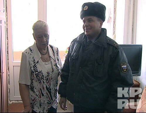 Участковый вынес на руках больше десяти человек из горящего дома в Подмоско ...