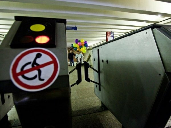 Теперь инвалидов не пускают в метро