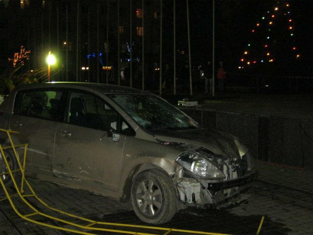 Пьяный водитель врезался втолпу молодежи в Луганске во время празднования старого Нового года.