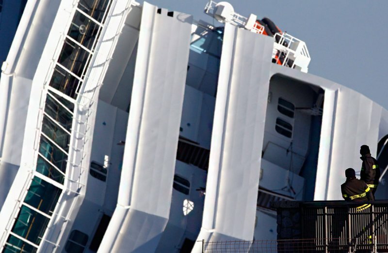 Капитан круизного лайнера Costa Concordia во время крушения не торопился покинуть ресторан