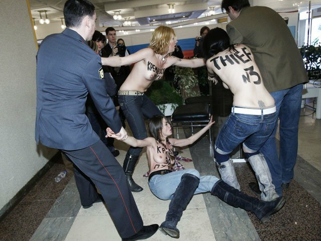 ФМС РФ заявила о намерении навсегда выслать из России активисток движения FEMEN
