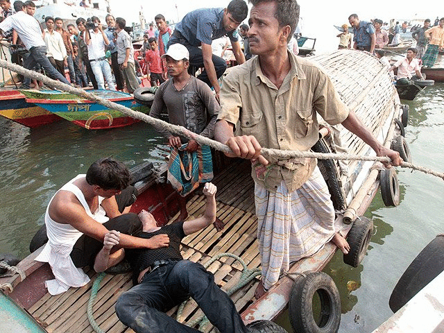 В Бангладеш затонул паром, пострадали примерно 300 человек