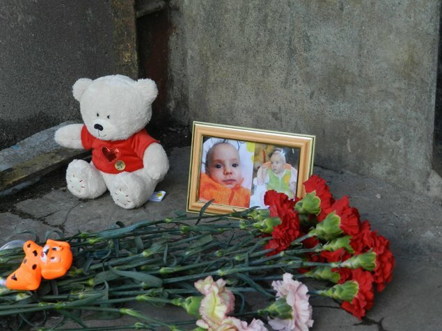 Девятимесячная Аня Шкапцова сутки умирала на балконе, куда ее выбросил отец