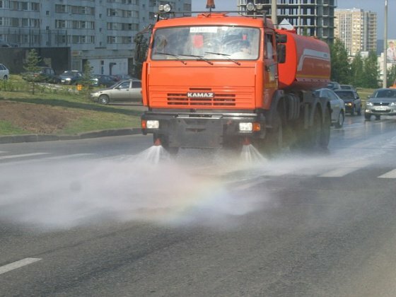 Улицы Екатеринбурга из-за жары будут поливать два раза в день