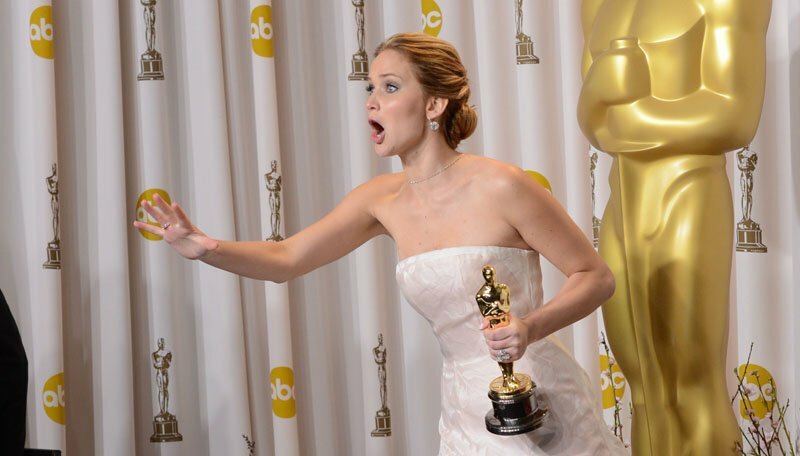 Вручение "Оскар": Дженнифер Лоуренс лежит на ступеньках, а Кристен Стюарт пришла на костылях