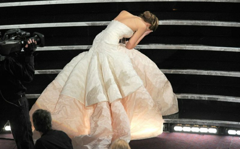 Вручение "Оскар": Дженнифер Лоуренс лежит на ступеньках, а Кристен Стюарт пришла на костылях
