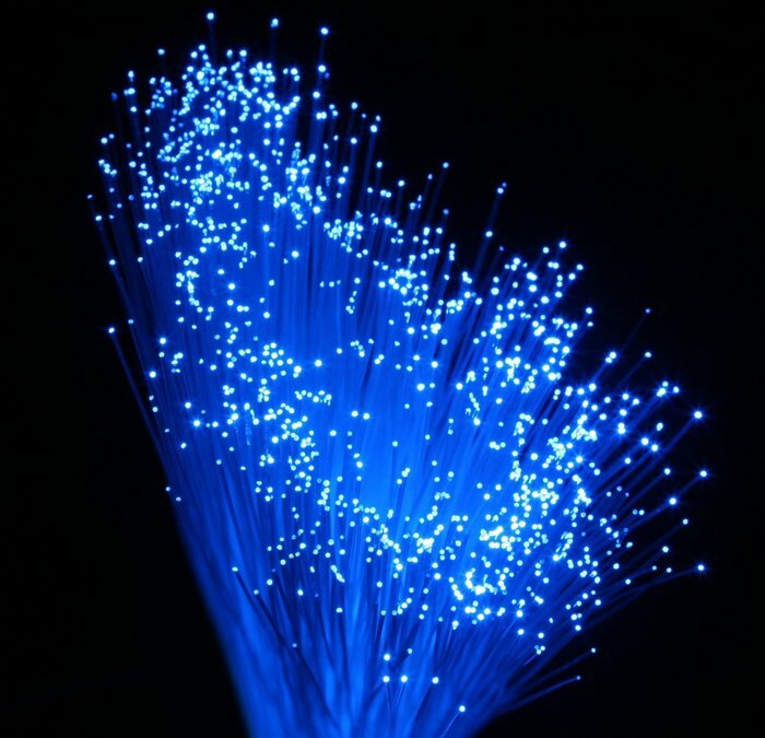 Новые воздушные кабели смогут обеспечить передачу данных со скоростью света