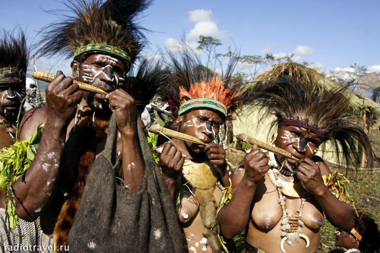 В Новой Гвинее три дня папуасы пытали ведьм, а потом казнили их