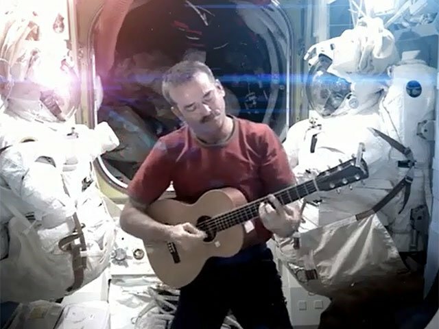 Видеоклип, снятый на борту космической станции, бьет рекорды просмотров на YouTube
