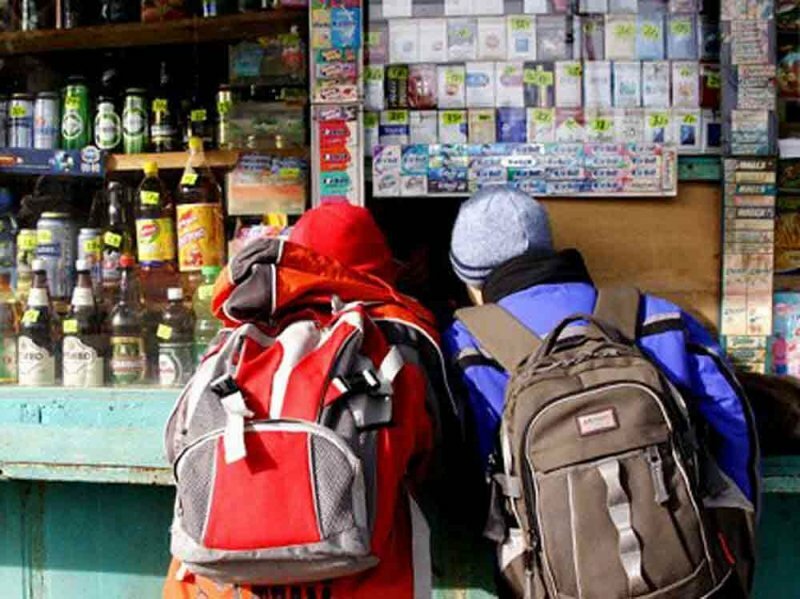 Подростков будут наказывать штрафами и исправительными работами за покупку спиртных напитков