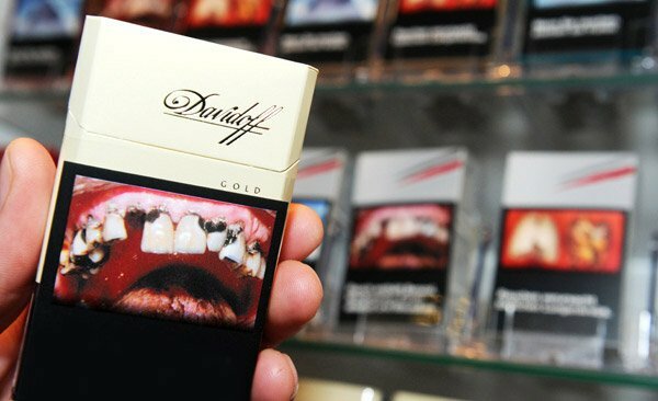 В продаже уже появились пачки сигарет с устрашающими картинками