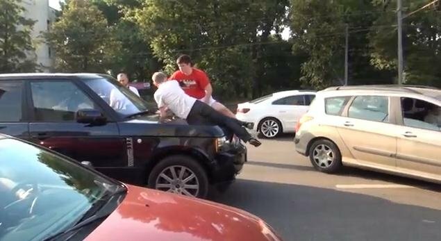 Супруга главы управы Марьино наехала на автомобиле на активистов движения "Стопхам"