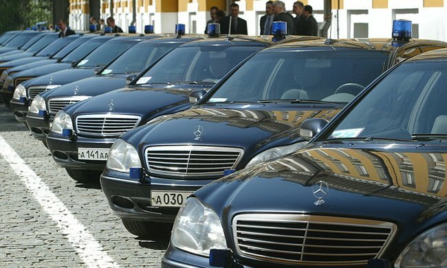Министр Абызов предлагает лишить чиновников личных автомобилей