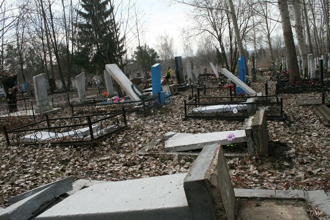 Подростки осквернили 87 могил в Омской области, но их вычислили по следам