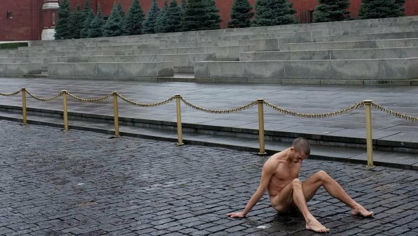 В Москве отменили суд над художником, прибившем свою мошонку к брусчатке на ...