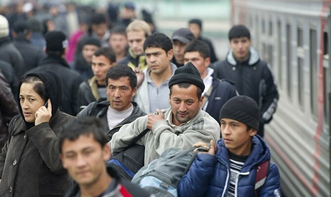 Медведев запретил мигрантам работать на российских рынках