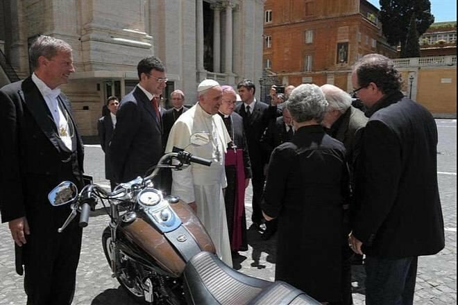 Мотоцикл "Харлей" папы Римского был продан с аукциона за огромные деньги