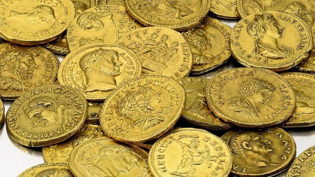 В Калифорнии семейная пара нашла клад с золотыми монетами стоимостью 10 мил ...
