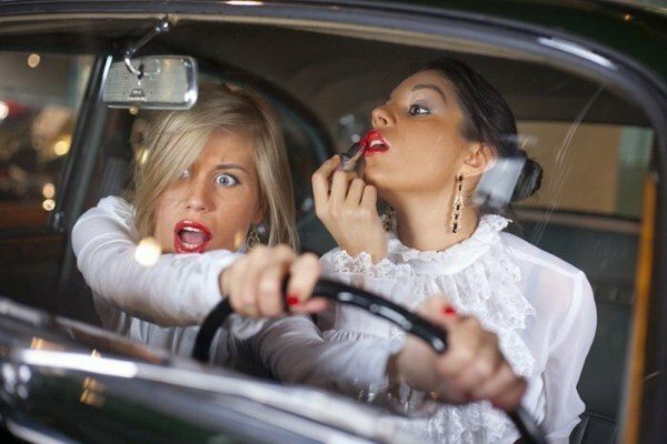Как заявили в ГИБДД, женщины чаще всего попадают в аварии, когда красятся за рулем