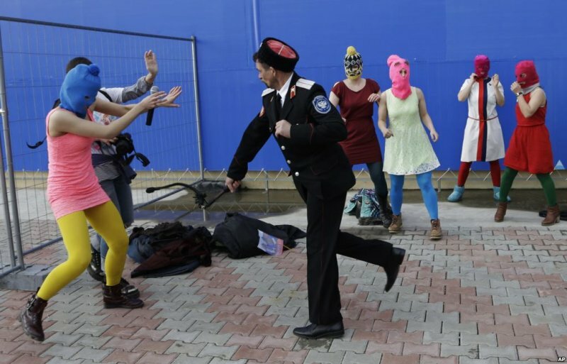 Группу Pussy Riot в Сочи избили казаки