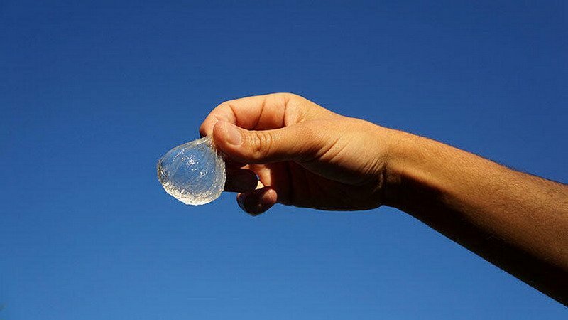 Съедобный пузырь поможет избавиться от пластиковых бутылок