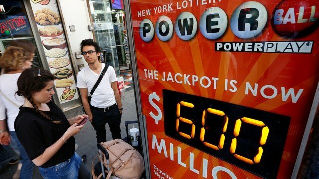 Американская семейная пара стала миллионерами, выиграв три раза за месяц в лотерею