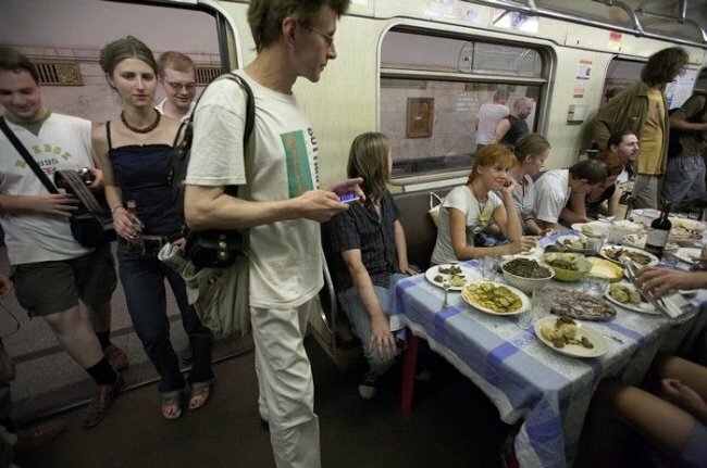 Пир в московском метро