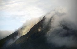 На Суматре произошло извержение дремавшего четыре века вулкана