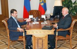Чемезов показал Медведеву первый «русский» мобильник