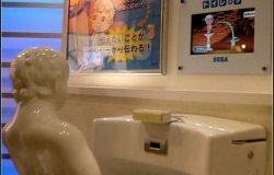 Японцы создали видеоигры для мужского туалета. ВИДЕО
