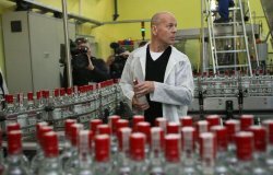 Брюс Уиллис одобрил выпуск белорусской водки