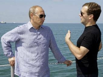 Рейтинги Медведева и Путина сравнялись