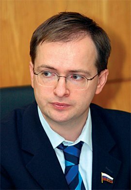 Депутат Мединский предлагает продавать мобильники по паспорту