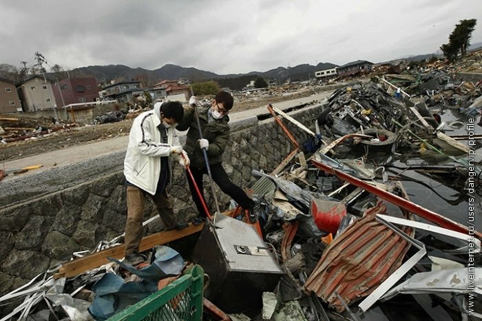 Полиция Японии вылавливает сейфы с наличностью, которые были смыты цунами