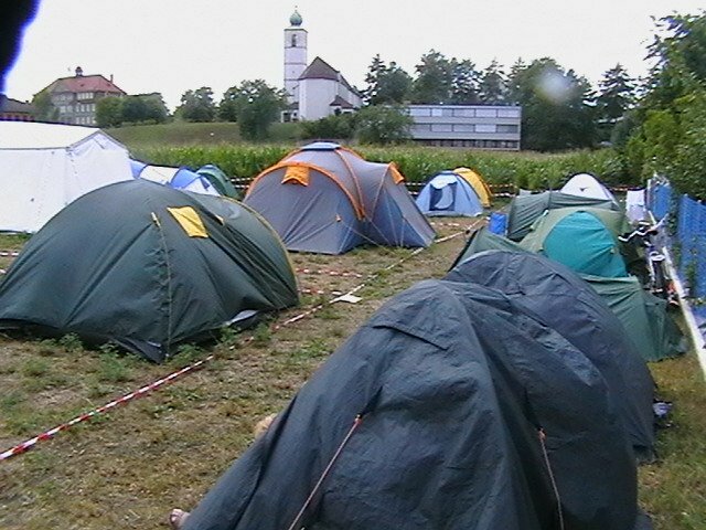Футбольные фанаты, которые приедут на Евро-2012, будут проживать в палатках ...