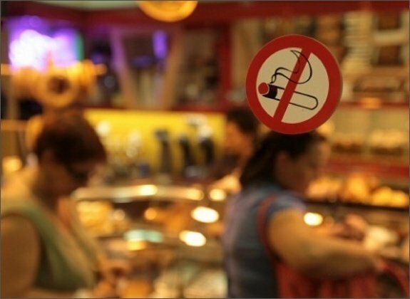 Правительство России рассматривают новый законопроект о запрете курения в о ...