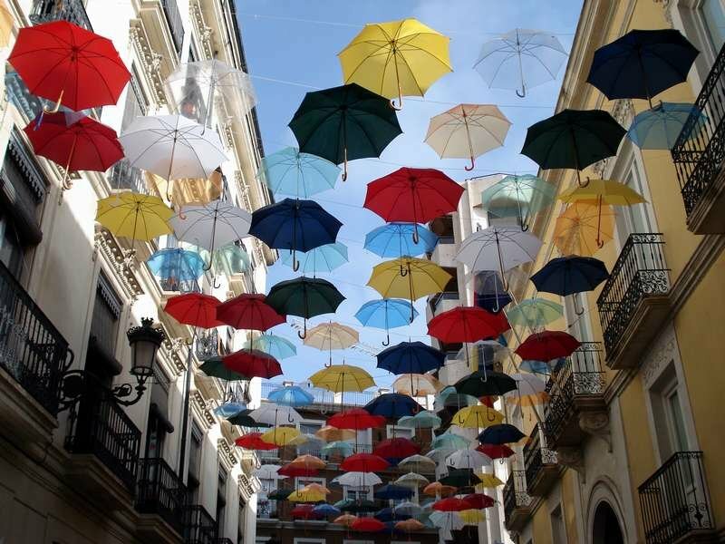 Яркие резиновые сапоги и зонты - последний писк моды в столице