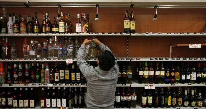 Власти Чехии ввели запрет на продажу алкоголя крепче 20 градусов