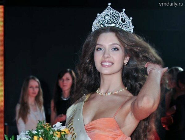 Елизавета Голованова, которая представит Россию на "Мисс Вселенная" упрекнула Переверзеву за ее слова о Родине