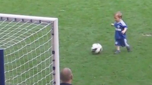 Видео, где двухлетний малыш забивает гол, набирает популярность в Интернете
