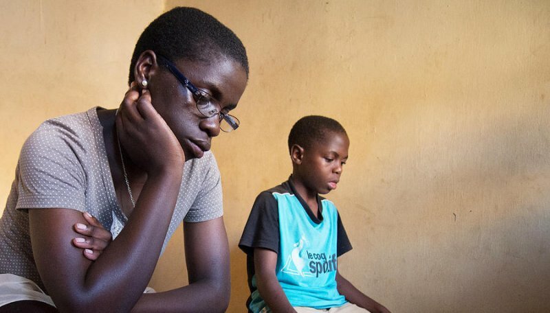Дети Африки погибают от странной болезни - они не могут перестать кивать