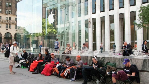 Американцы торгуют местами в очередях за iPhone 5S в Нью-Йорке